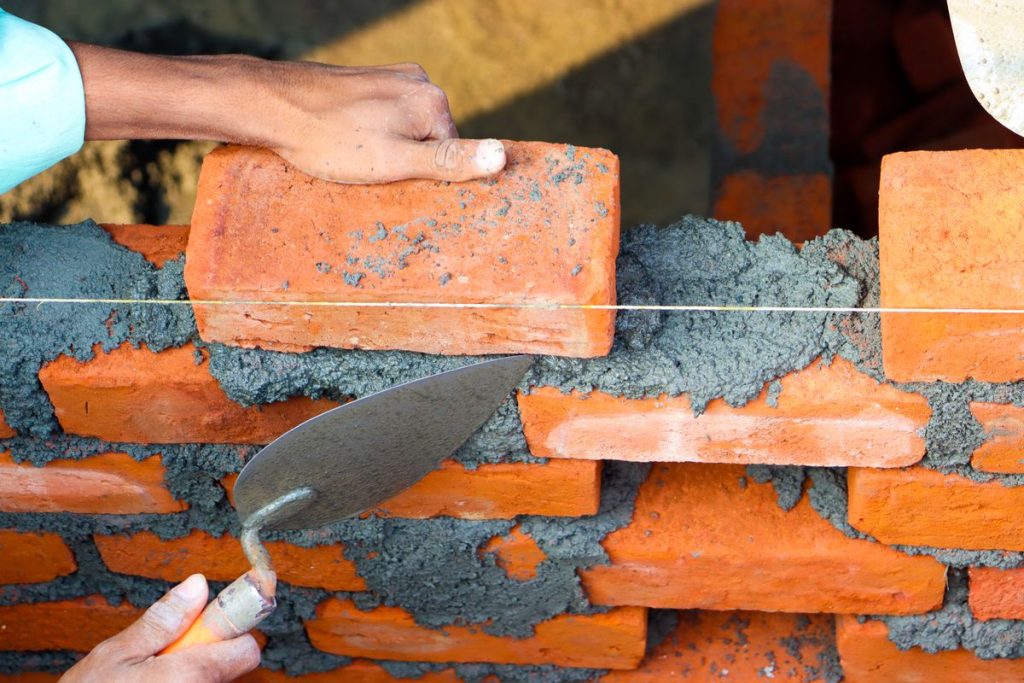 Handwerker der Gebr. Jansen GmbH bei der Arbeit auf der Baustelle